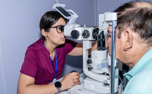 Sierra Gorda SCM realiza atenciones oftalmológicas para habitantes de Mejillones