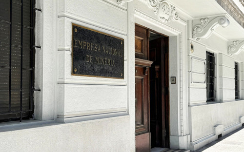 Enami abre licitación para servicio de humectación de caminos en poder de compra Barriles