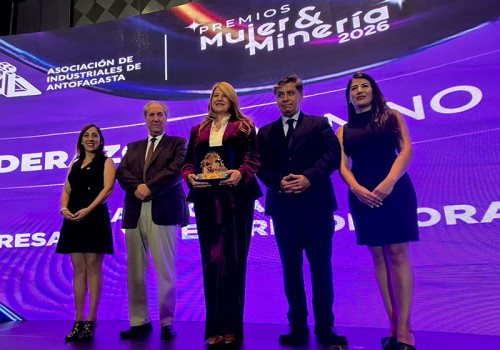 María de la Luz Osses es distinguida por su liderazgo en los Premios Mujer y Minería 2026