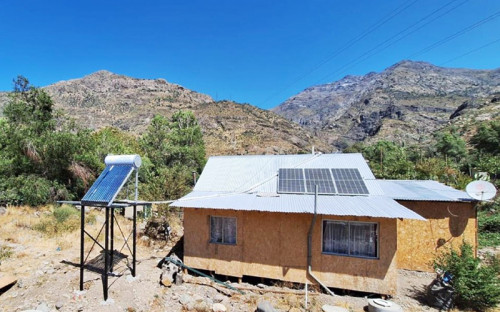 Más energía sustentable en Riecillo: vecinos reciben termosolares con apoyo de Codelco Andina