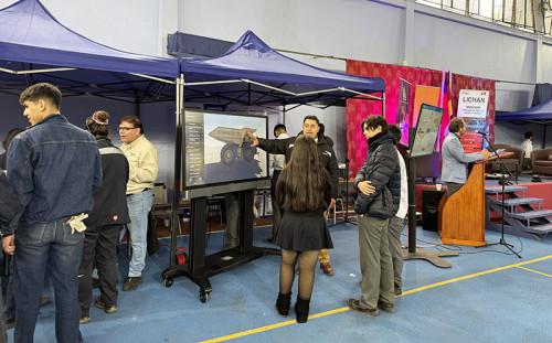 Aprimin y Mininnova inauguran la primera Feria Tecnológica Itinerante en liceo de Ñuñoa