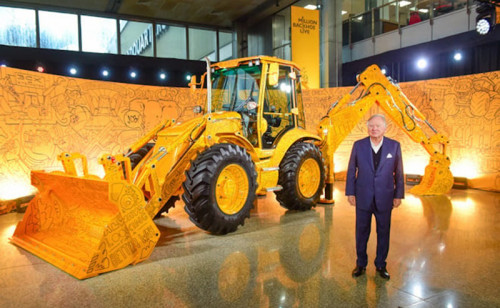 JCB celebra la fabricación de su retroexcavadora número 1 millón