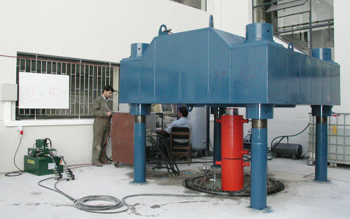 Laboratorio geotécnico evalúa partículas para megaestructuras mineras y energéticas