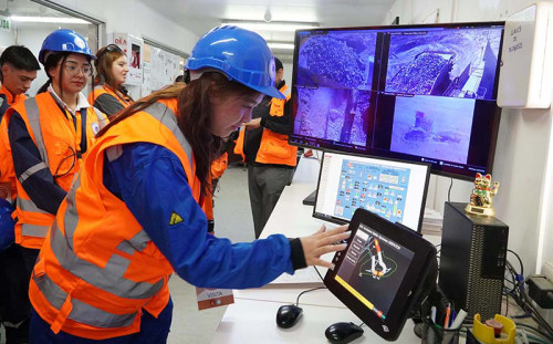 Jóvenes técnicos del Liceo Cesáreo Aguirre Goyenechea de Calama conocen la minería del futuro en terreno
