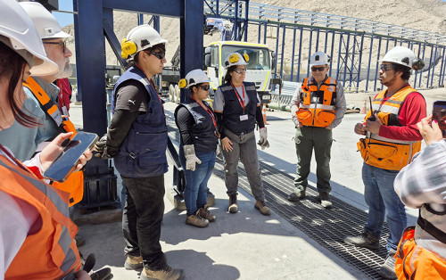 Estudiantes de liceos tecnológicos de Copiapó y autoridades regionales visitan Planta Cerrillos de SCM Carola