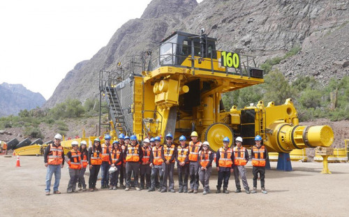 Estudiantes del Liceo Politécnico América conocen armado de camiones de extracción en Andina
