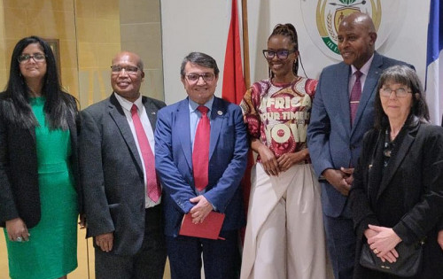 Cámara Minera de Chile se reunió con el Embajador de Sudáfrica y la presidenta de WIM de ese país