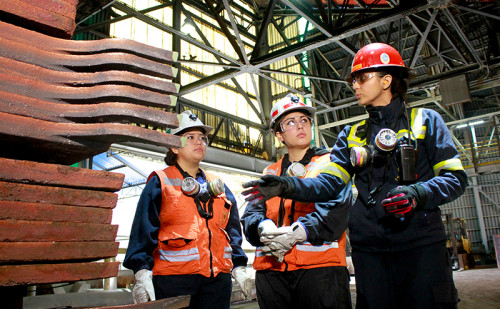Más mujeres eligen carreras STEM: instituciones adherentes a Compromiso Minero impulsan la equidad y la innovación