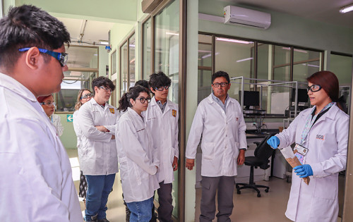 Estudiantes de Tocopilla conocen el Laboratorio Químico Central de Chuquicamata y proyectan su futuro profesional