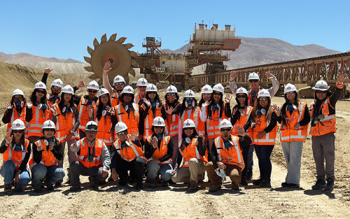 Estudiantes de Ingeniería Comercial de la UA conocen en terreno el negocio minero en Radomiro Tomic