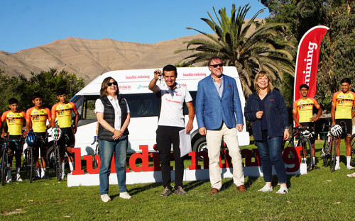 Lundin Mining refuerza el desarrollo del ciclismo juvenil en Tierra Amarilla con nuevo furgón