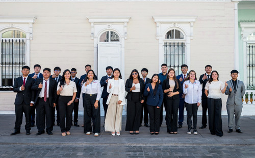 16 jóvenes técnico profesionales egresados del Liceo de Pica inician su entrenamiento en Collahuasi