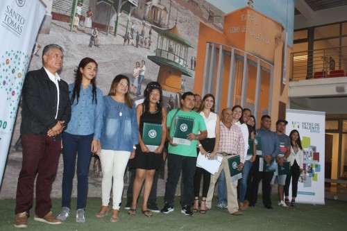 Residentes de María Elena se gradúan de curso de instalación de paneles solares gracias a Minera El Abra