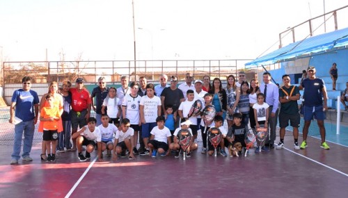 35 jóvenes participan en escuela de tenis que fomenta la vida sana en María Elena