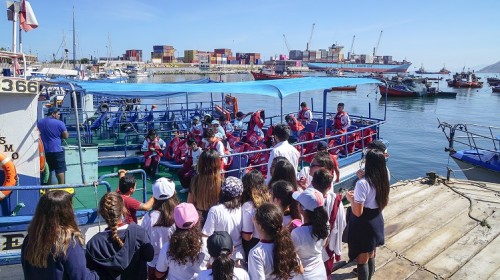 Alumnos del colegio Mahatma Gandhi visitan el Puerto de Iquique