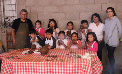 Niños de Toconce conocen las técnicas de la alfarería