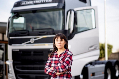 Volvo Chile capacitará gratuitamente a mujeres para la conducción de camiones pesados