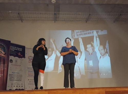 Intérprete de lengua de señas colabora con personas sordas en atención médica en Hospital de Calama