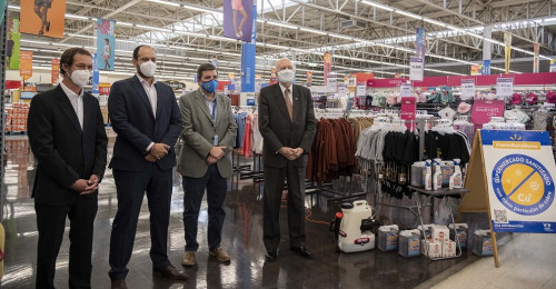 Ministro de Minería lidera operativo para sanitizar más de 350 tiendas de Walmart con nanopartículas de cobre