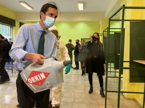 Biministro Jobet encabeza donación para higienizar con productos con cobre los locales de votación