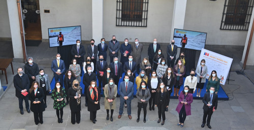 Gobierno y empresas mineras firman compromiso para continuar impulsando la incorporación femenina en la industria