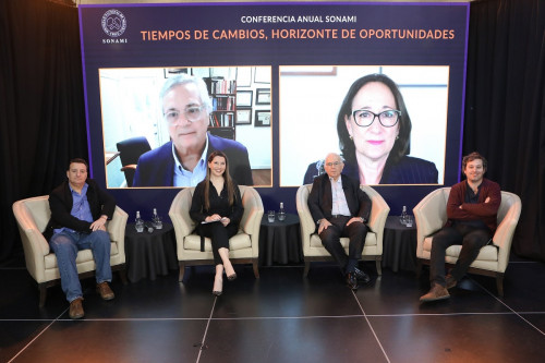 Columnista Moisés Naím abordó la situación política y social de la región y el rol de la minería