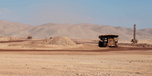 Antofagasta Minerals promueve estudio para convertir flota de camiones a energía eléctrica