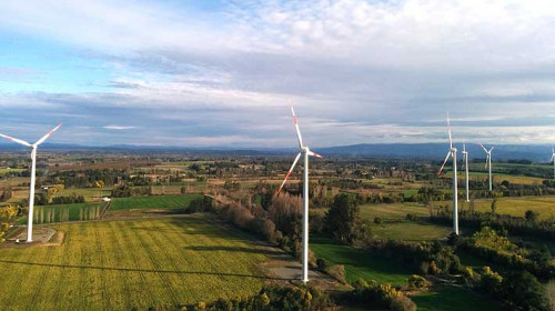 Paralizan operaciones de parque eólico de Los Ángeles por desprendimiento de aspa de aerogenerador.