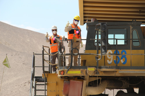 Trabajadores de RT capacitan a colegas de División Salvador en operación de Camiones de Extracción Mina