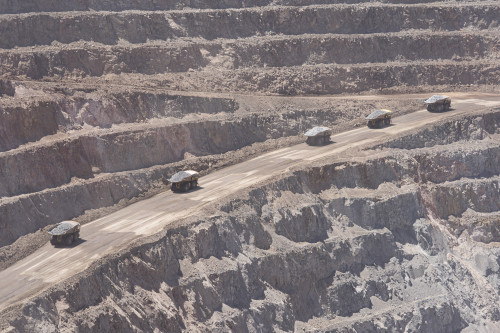 Sierra Gorda y Komatsu firman nuevo acuerdo para la mantención de camiones mineros de última generación