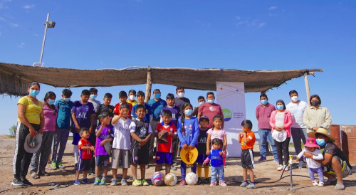 SQM entrega indumentaria deportiva a niños y niñas de Bajo Soga