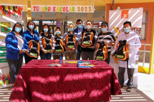 Trabajadores de Gabriela Mistral entregaron mochilas con útiles a estudiantes de San Pedro de Atacama