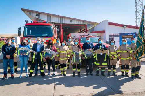 Minera Kinross entregó nuevos uniformes a Bomberos de Paipote