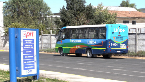 Taxibuses diesel reconvertidos a eléctricos podrán transportar a trabajadores mineros por la vía pública