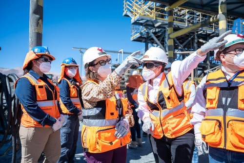 Ministra de Minería destaca proyecto operado exclusivamente por mujeres en Salvador