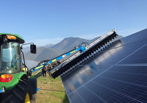 Tecnología para la mantención de parques solares reduce al mínimo el uso de agua