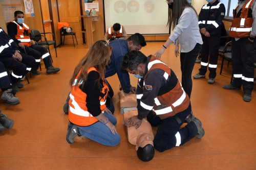 Trabajadoras y trabajadores de Chuquicamata se capacitan en RCP y maniobra de Heimlich