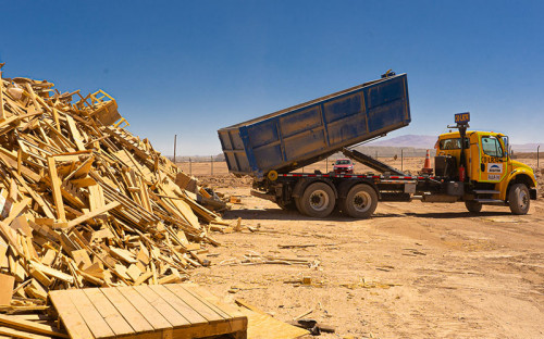 Internos de Colina 1 dieron nueva vida útil a 6 toneladas de madera desechada de Minera Centinela