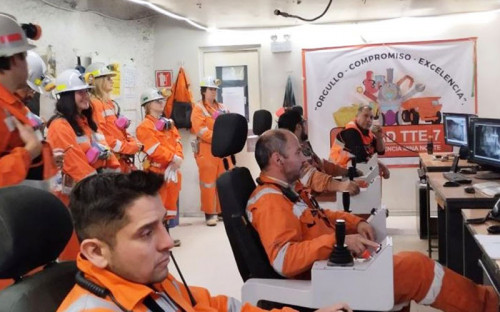 Estudiantes de escuela de Negocios de la Universidad British Columbia visitan División El Teniente de Codelco