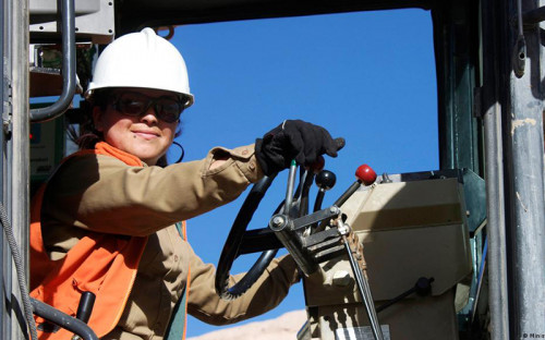 Participación de mujeres en capacitación online en minería se mantiene bajo el 20%