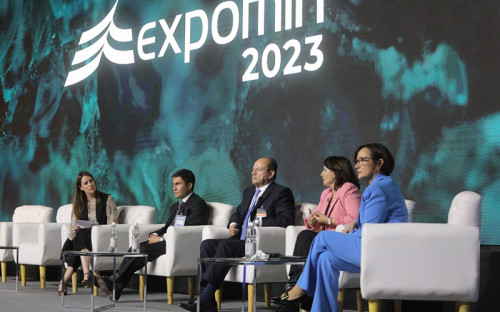 Ministra Hernando y altos ejecutivos de compañías mineras analizaron los desafíos del sector en Congreso Expomin