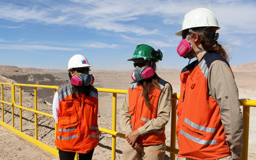 Hito en la industria minera: Escondida triplica promedio nacional en equidad de género