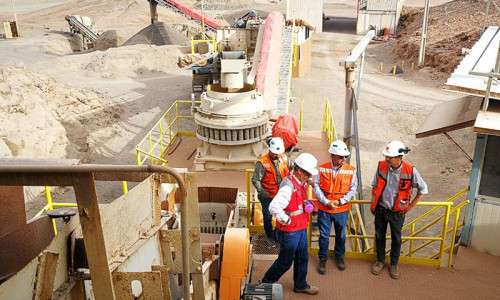 Empresa minera licita reparación de puente grúa en la Región de Atacama