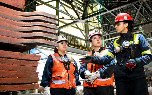 Universidades ofrecerán cupos adicionales en 2024 para mujeres en carreras STEM que contribuirán a la minería