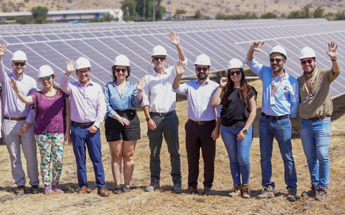 Autoridades visitan primera planta solar en ingresar al Sistema de Compensación de Emisiones