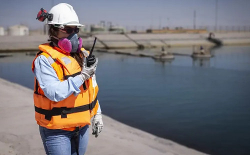 Participación de mujeres en la minería llega a un 18% y contratación alcanza récord histórico paritario