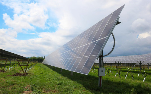 Corfo abre convocatoria para otorgar 500 becas de especialización en energía solar fotovoltaica y eólica