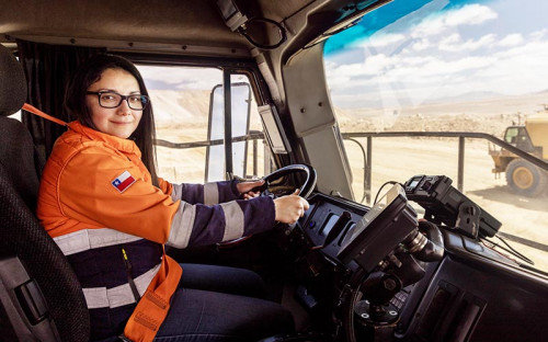 Minería duplica participación laboral femenina en la última década con compañías apuntando al balance de género