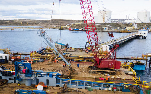 Equipo multidisciplinario de Enap retira brazos de carga en muelle 1 de Cabo Negro