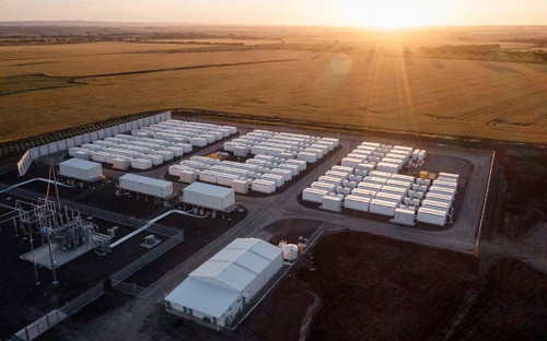 Colbún y Tesla firman contrato para suministro de baterías por 228 MW para proyecto Celda Solar en Camarones